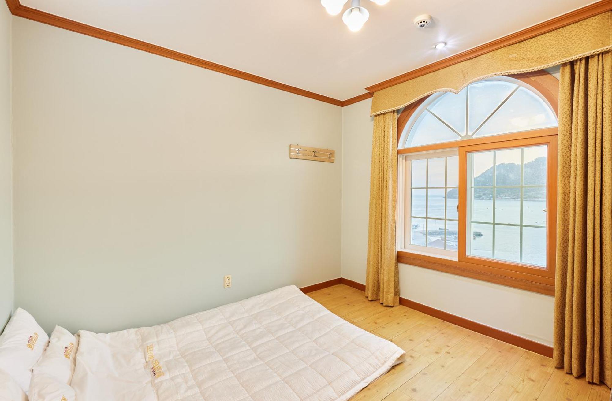 Goheung Hayan Noeul Hotel Bagian luar foto